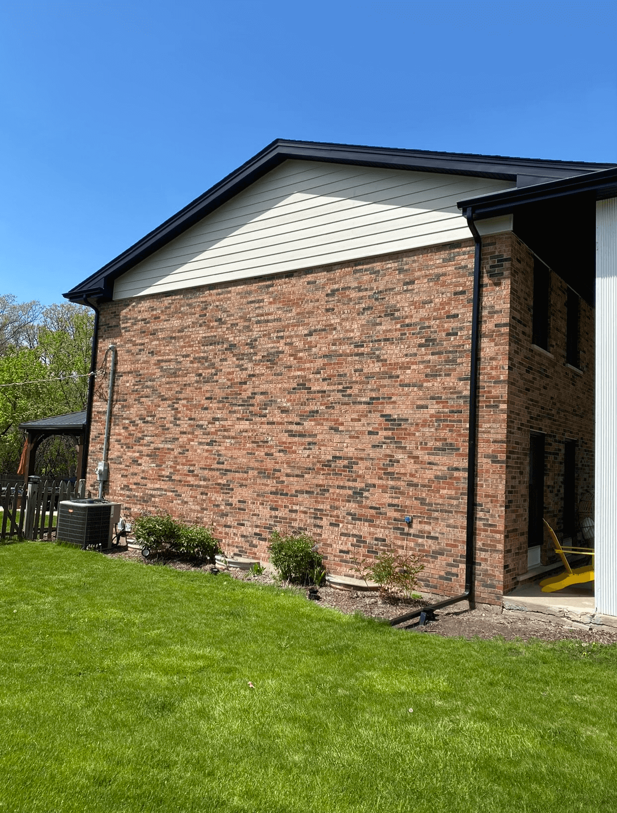 Ascend Siding in Monterey Sand - Black Soffit Fascia and Gutters - Lincolnshire IL (4)